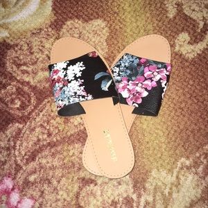 Flat sandals